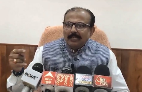UP k Rajya Mantri Ka vivadit bayan kaha,” Holi mein Jin musalmanon ko rangon Se bachana Hai woh tirpal ka Hijab pahne aur saath hi AMU m Mandir banae ki ki maang.