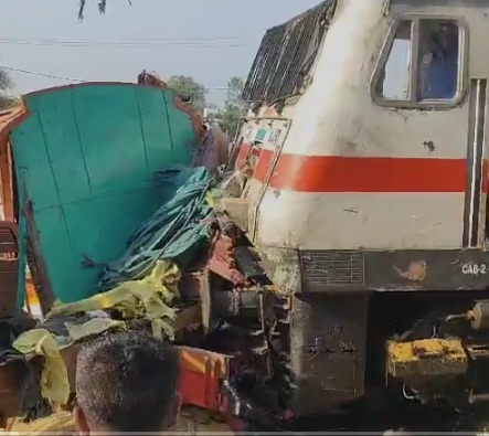 Train Takrayi Truck Se At Jalgaon, Mumbai – Amravati Express Train Ka Bada Haadsa Hone Se Bach Gaya