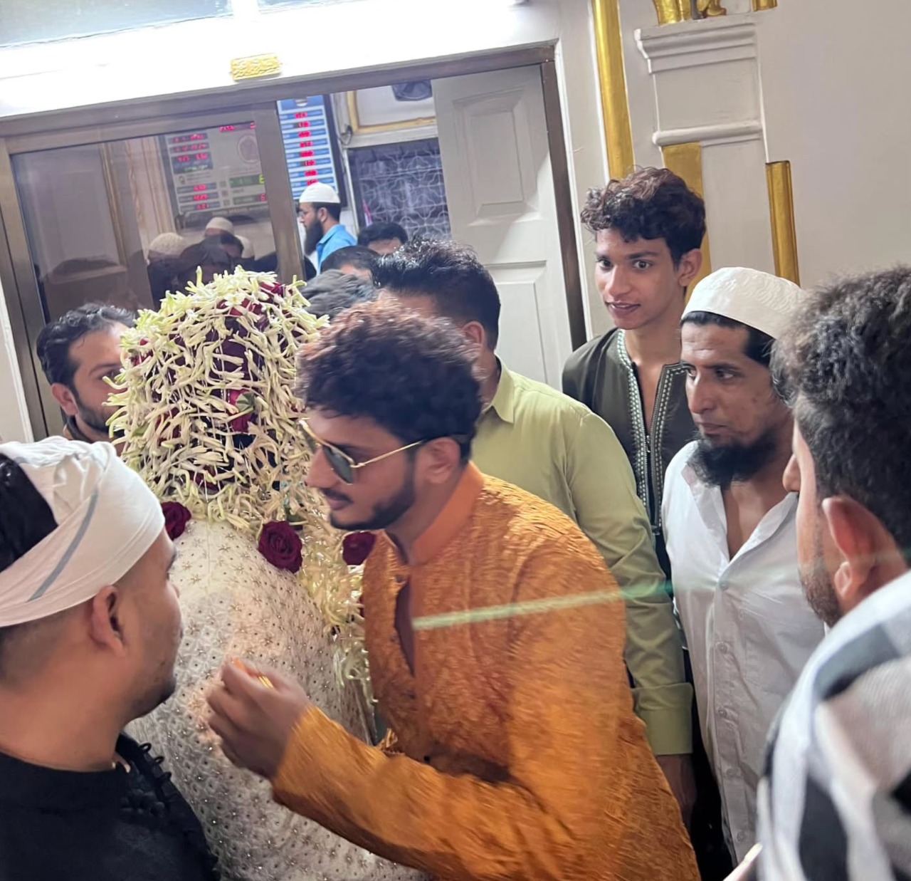 Munawar Faruqui Puche Dongri Apne Dost Sadakat Khan Ki Nikha Mein