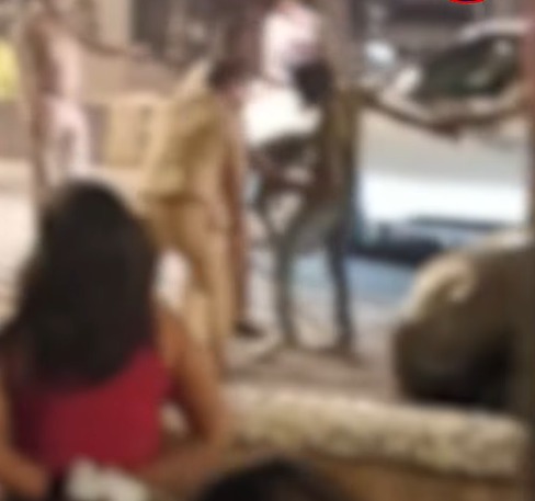 Carter Road par Mumbai police ki brutality ki ek aur kahani.