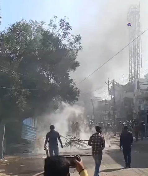 Parbhani Bandh Hua Hinsak, Bahut Si Gaadiyon Me Todphod Kar Aag Laga Di Gayi, Maharashtra Ki Nayi Sarkar Ka Pehla Bandh Me Violence