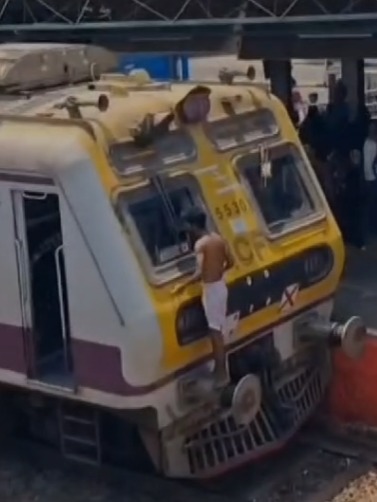 Daru ke nashe me Local Tarin roka, social media par viral video Mahim station ka bataya jaaraha hai