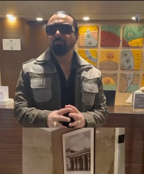 “Ajaz Khan Ki Complaint Par Radisson Blu Ahmedabad Ne Jama Masjid Ki Tasveer Toilet Se Hatayi!”