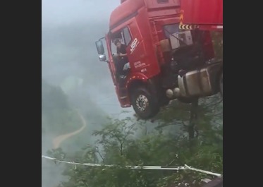 China Mein Bridge Collapse: Truck Driver Hawa Mein Latka, Viral Video Ne Dil Dhadkaya