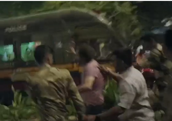 4 Chote Bache Ko Khucla Nashe Me Car Chala Rahe Driver Na At Oshiwara