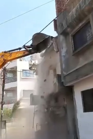 Bulldozer Karwai – Nagpur me hue Violance ke aaropi Faheem Khan ki property par todak karwai