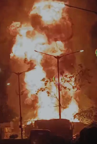 Dharavi PMGP Colony Me Gas Cylinder Phata Hai Aise Bataya Jaa Raha Hai.