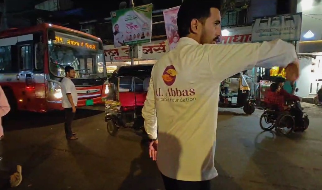 Ramzan ke aakhri dino badte traffic ko control ke liya Al Abbas charitable trust taraf se logo ki ja rhi hai madad