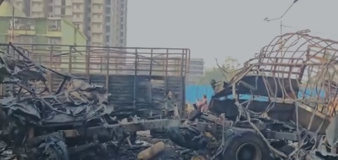 Dharavi Gas Cylinder se bhari Truck me aag lagne se aaspass ki kayi gaadiyan jalkar khaak hui, No Injurey reported