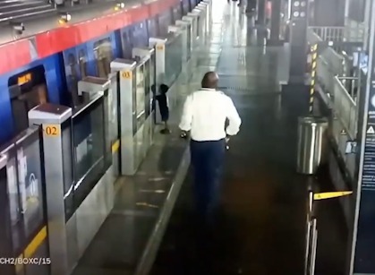 Mumbai Metro Mein Bacha: 2-Year-Old Bangur Nagar Station Par Train Se Gira, Alert Staffer Sanket Chodankar Ne Bachayi Jaan, Video Viral