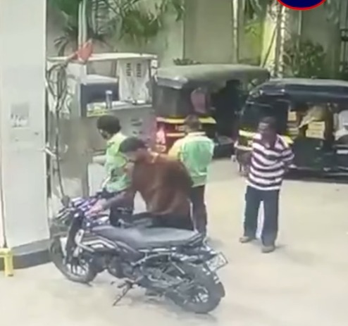 1 Ankh Gayi – CNG Pump par Bike me Gas bharne ke baad gas nozzle explod hua at Pune, CCTV footage aaya saamne