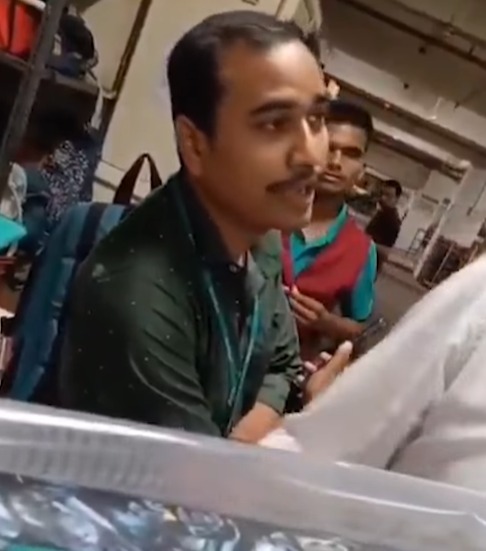D Mart Employee Ko MNS Workers Ne Sabaq Sikhaya At Versova, Marathi Bhasha Mamla