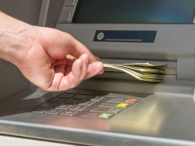 ATM Se Paisa Nikalna Hoga Mehnga 1 May Se, RBI Ne ATM Interchange Fees Badhana Approved Kiya