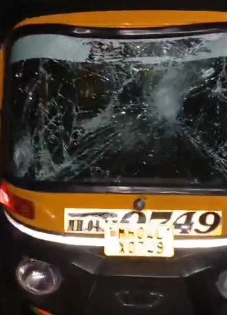 Auto Rickshaw par Pathan likha tha Auto Driver ke sath maarpeet kar Auto ki todphod kiya gaya at Kalyan