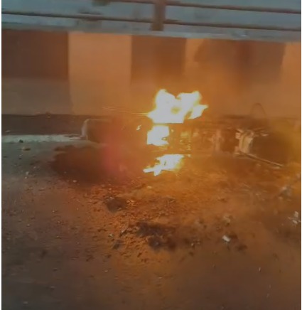 Vashi bridge par towards mankhurd bike me lagi aag bike jal kar khak