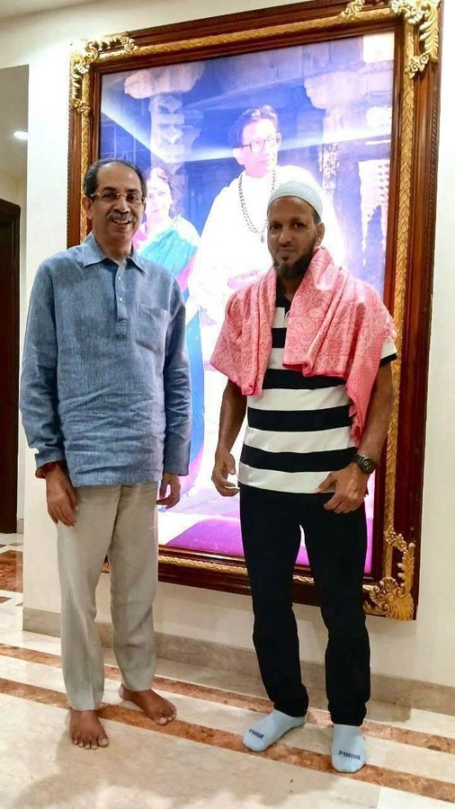 Ex CM Uddhav Thackeray Ne Mumbai Ferry Boat Accident Ke Hero Arif Bamne Ko Felicitate Kiya