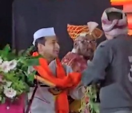 Nitesh Rane Ko Pyaaz(Onion) Ka Haar pehnaya Protesting Farmer ne