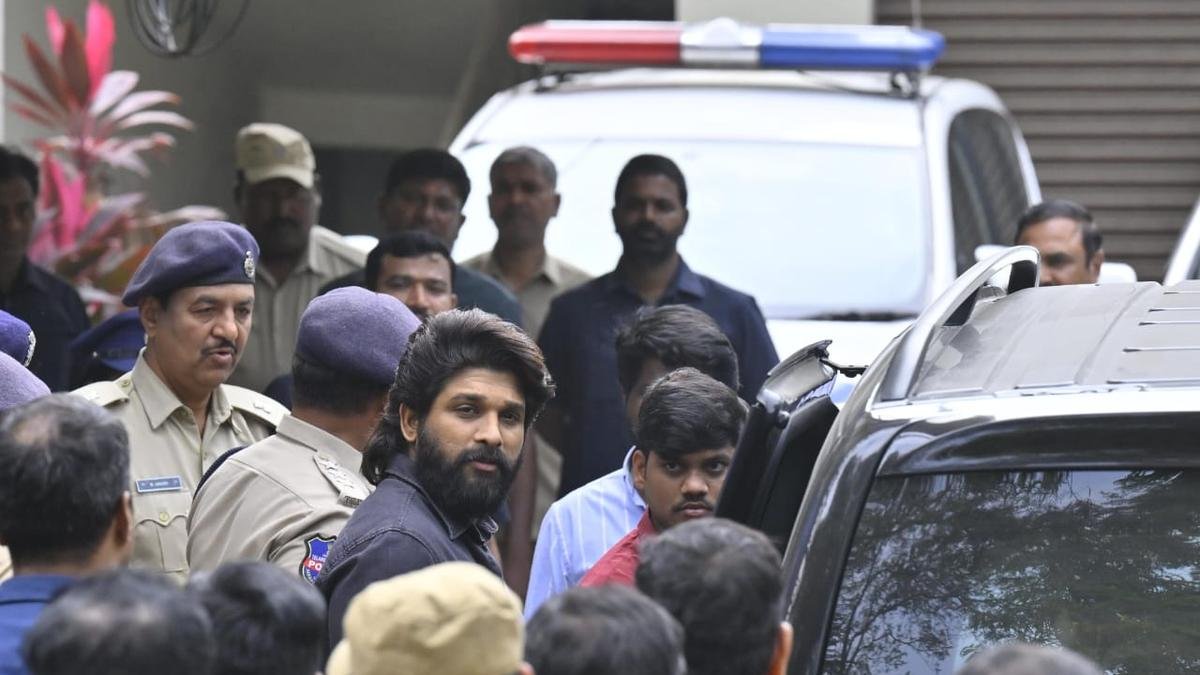 Pushpa 2 Actor Allu Arjun Ko Hyderabad Police Ne Summon Bheja, Stampede Mamle Ki Jaanch Phir Bulaya
