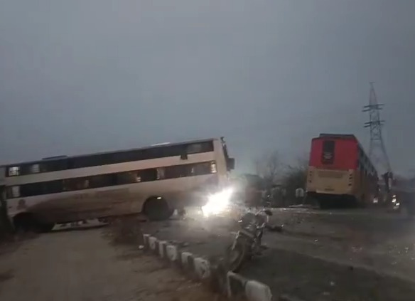 2 Bus Aur Car Ki Takkar, 5 Dead, 20 Se Zyada Passenger Injured Hue At Buldhana, Video Aaya Saamne