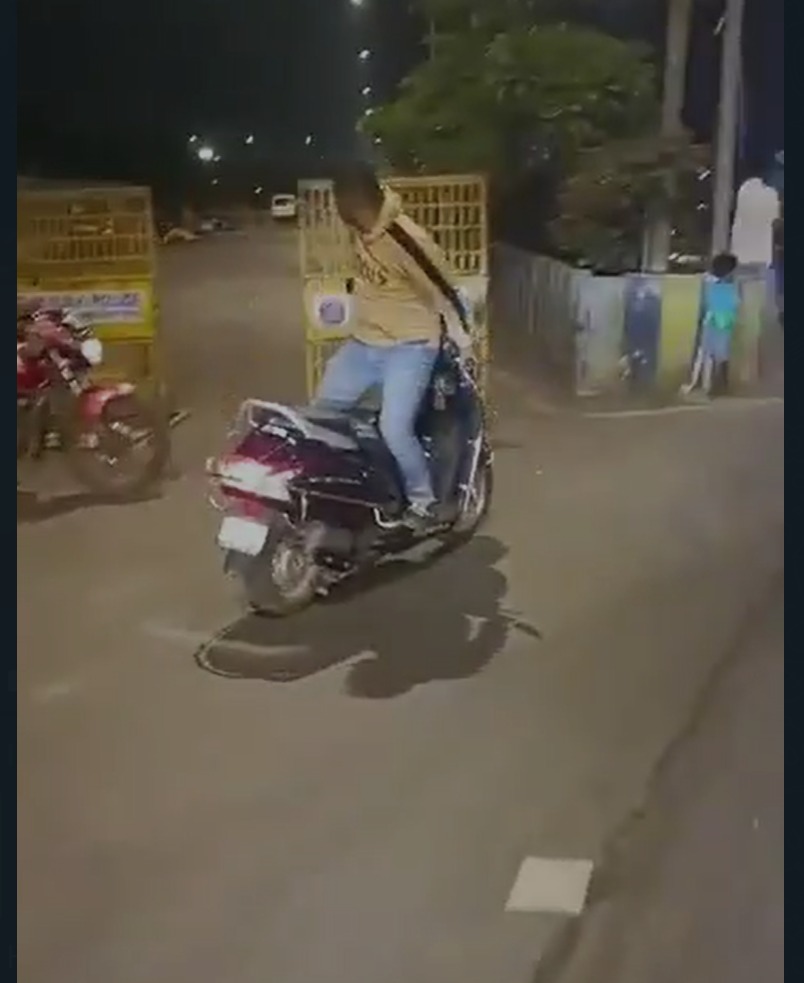 Road Stunt Karna Pada Bhari, Ulta Khada Hokar Scooter Chalne Wale Par Mira Road Police Ki Karwai