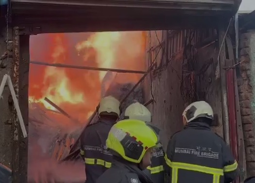 Fire in Kurla – Wajid Ali Compound ke Scrapped plastic material Godowns me aag lagi, Fire Brigade on the spot