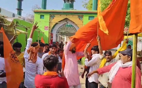 Dargah Ke Gate Par Chadkar Bhagwa Lehraya Gaya, Naare Lagaye Gaye, Ram Navmi Ke Din Uttar Pradesh Se Video Hua Viral
