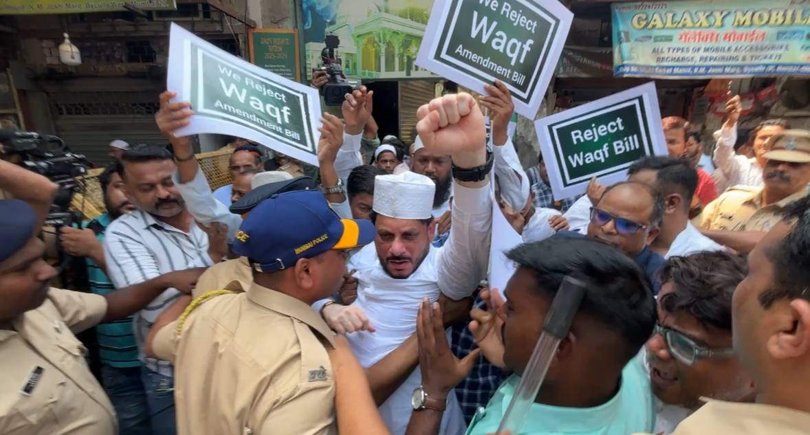 Waris Pathan Detained by Agripada Police, Waqkf Ammendment Act ke Khilaf Protest at Hindustani Masjid Byculla