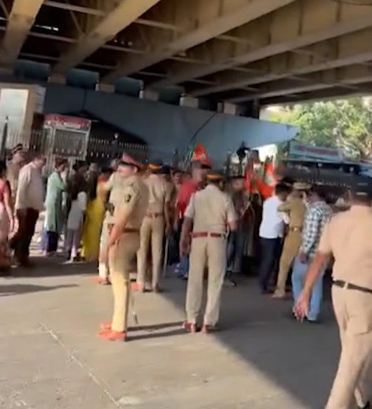 BJP Kirit Somaiya ke log, Mumbai Police ke sath Dhakka Mukki ? Video Viral at Govandi