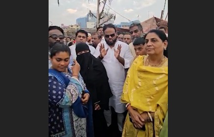 “Haji Ali Asgar Shaikh Ne Dyneshwar Nagar (Rajiv Nagar) Bandra Aag Ke Victims Ko Diye 5000 Rs Cash Per Ghar diya”
