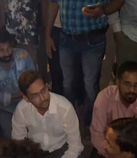 Raasta Rokho by AIMIM Atik Ahmed at Govandi Shivaji Nagar Signal