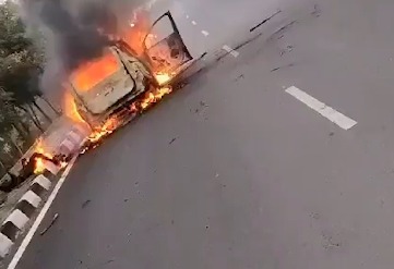 Fire in Car – 2 log car me jalkar khaak hogaye at Hyderabad