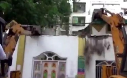 Bulldozer Karwai ki gayi Dargha Peerzada Nashik par, Bombay High Court ke order ke baad liya gaya action