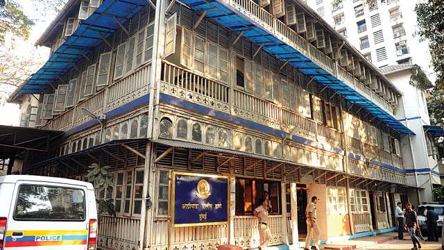 Agripada Police ne  Mudassir Jamal Ansari ke khilaf flat kabza aur dhamki ka case darj Kiya hai