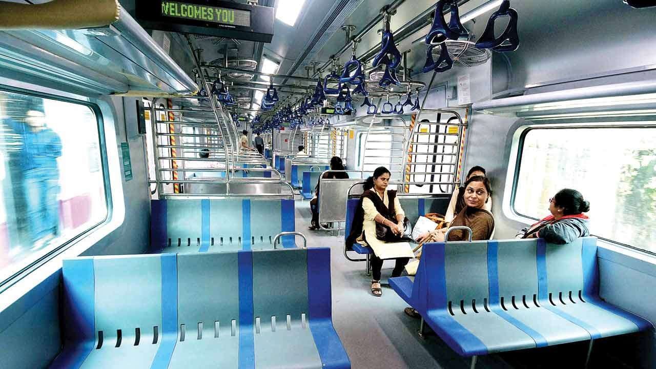 AC Local Me Bina Ticket Travel Karne Walon Ki WhatsApp Par Mili Complaint Par 100% Karwai Kiya, Central Railway Ne