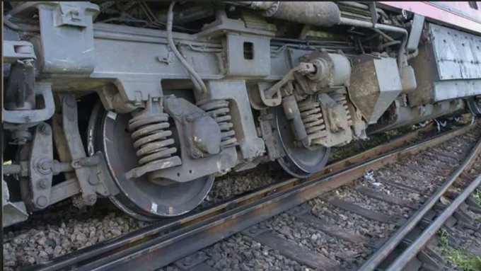 Railway Engine Derail Hua Kasara Station Ke Pass, Local Train Service Par Koi Asar Nahi