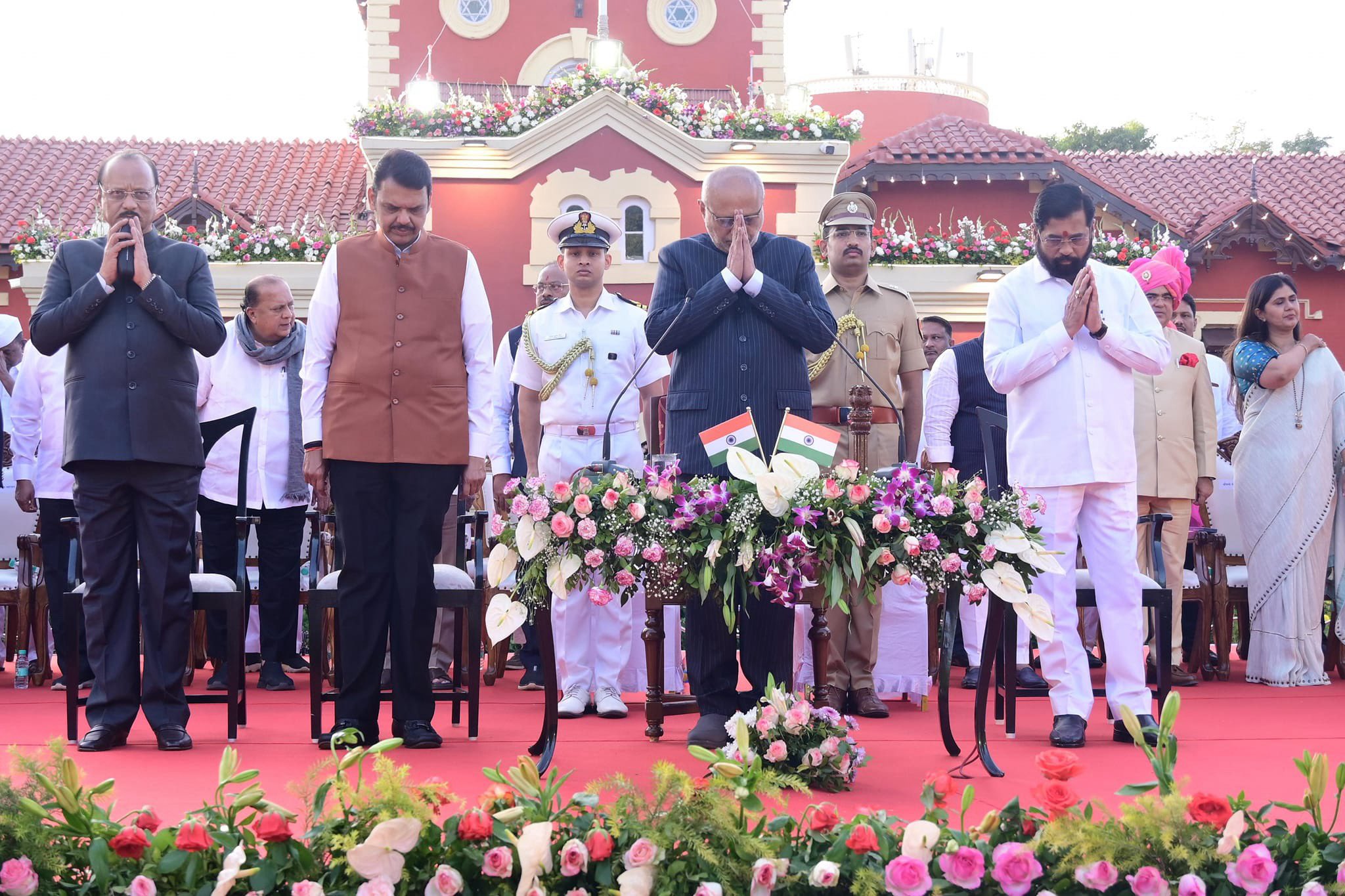 Maharashtra me 33 Cabinet Minister, 6 Minister of State ne li shapath, BJP 19, Shivsena 11, NCP 9