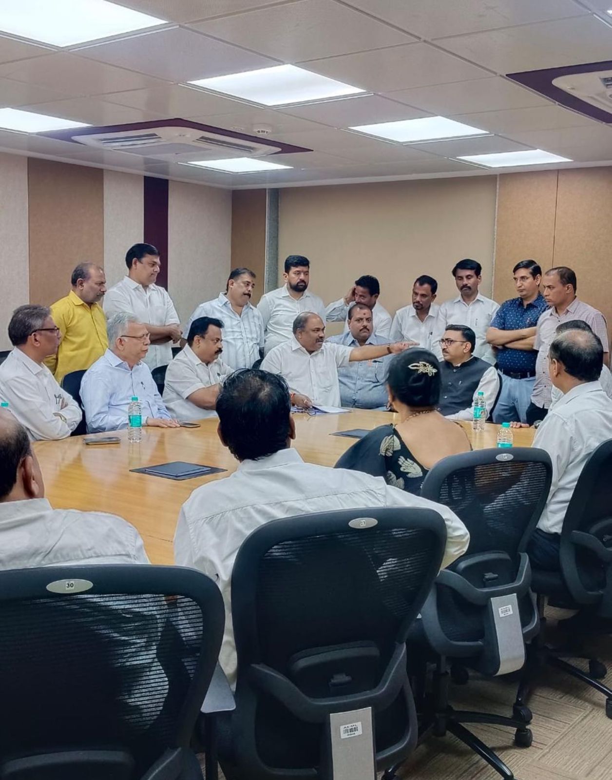 Adani Electric Meter Ke Khilaf Shivsena UBT Leaders Ne Protest Kiya, Adani Electrics Ke MD Se Jawab Manga