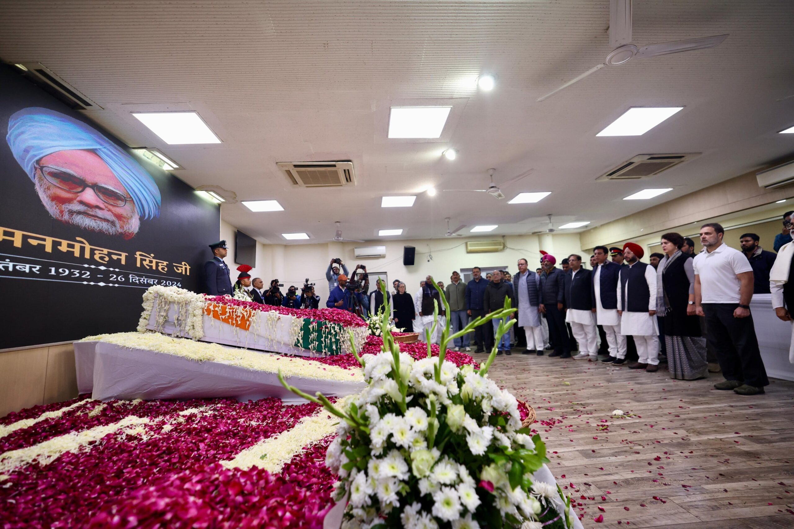 Alvida Manmohan Singh Ji, parthiv Sharir ko Delhi Congress headquarters se Nigambodh Ghat lejaya gaya Antim Sanskar ke liye