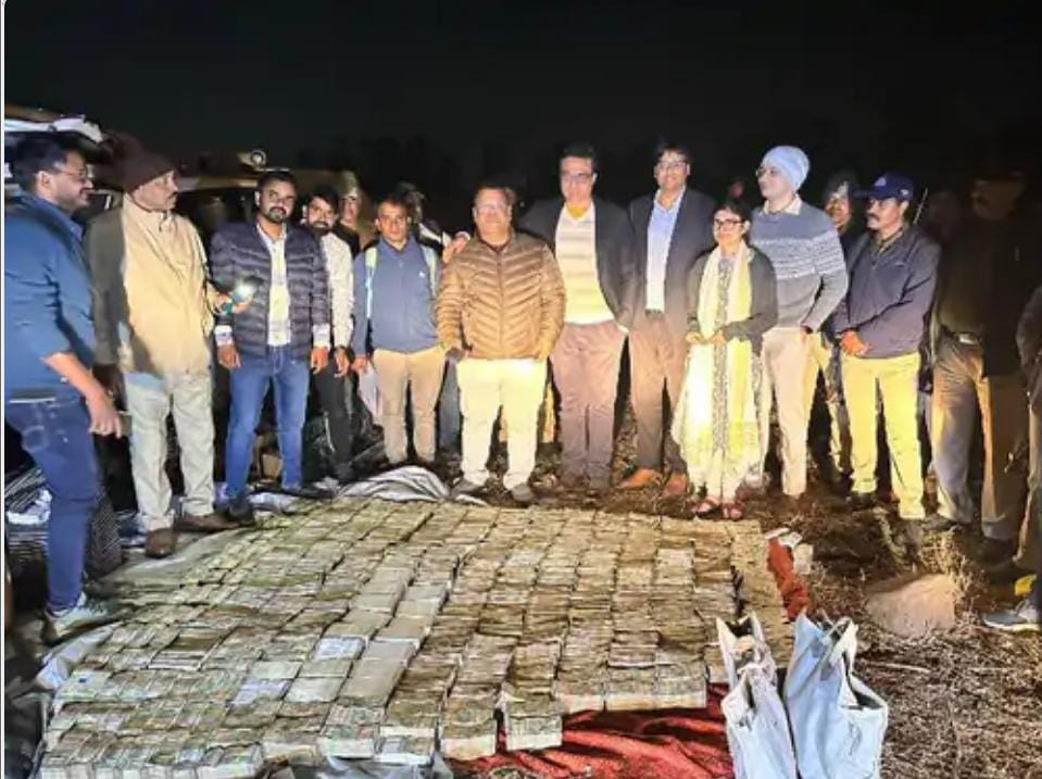 52 Kilo Gold, 11 Crore Cash Nikla SUV Car Se, Income Tax Raid Mai