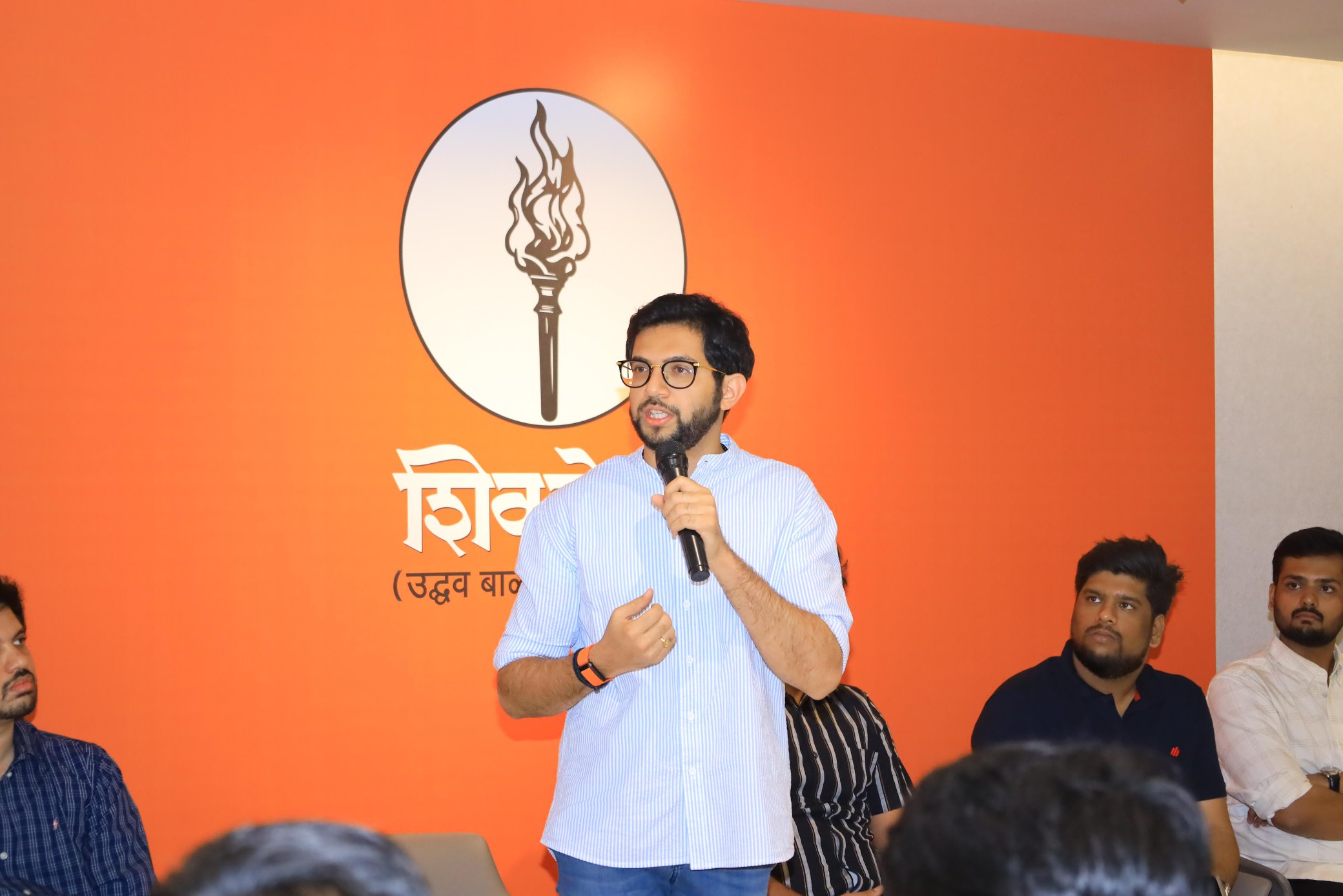 Powai Mein Marathi BMC Ki School Bandh Karne Ki Notice Diye Jaane Par Shivsena UBT MLA Aaditya Thackeray Ne Uthaye Sawal