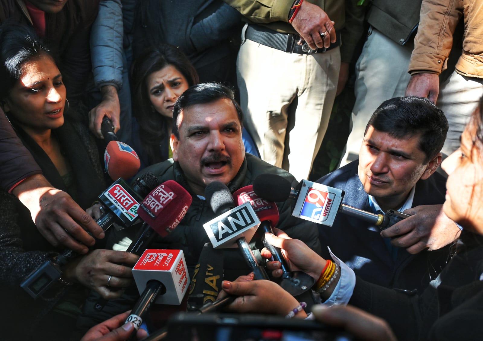 AAP Leaders Ko PM Awaas Par Jaane Se Roka Gaya, Sheesh Mahal Vs Raj Mahal Ka Mudda Garmaya Delhi Me
