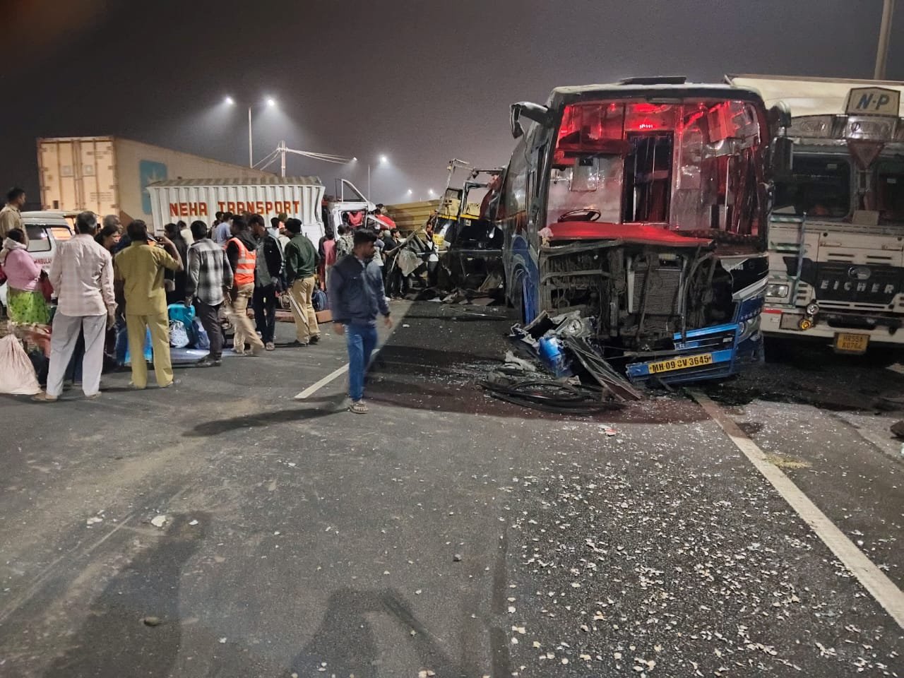 5 Vehicles Ke Accident Me 3 Logon Ko Death, 14 Log Injured Hue Near Shahpur On Mumbai Nashik Highway