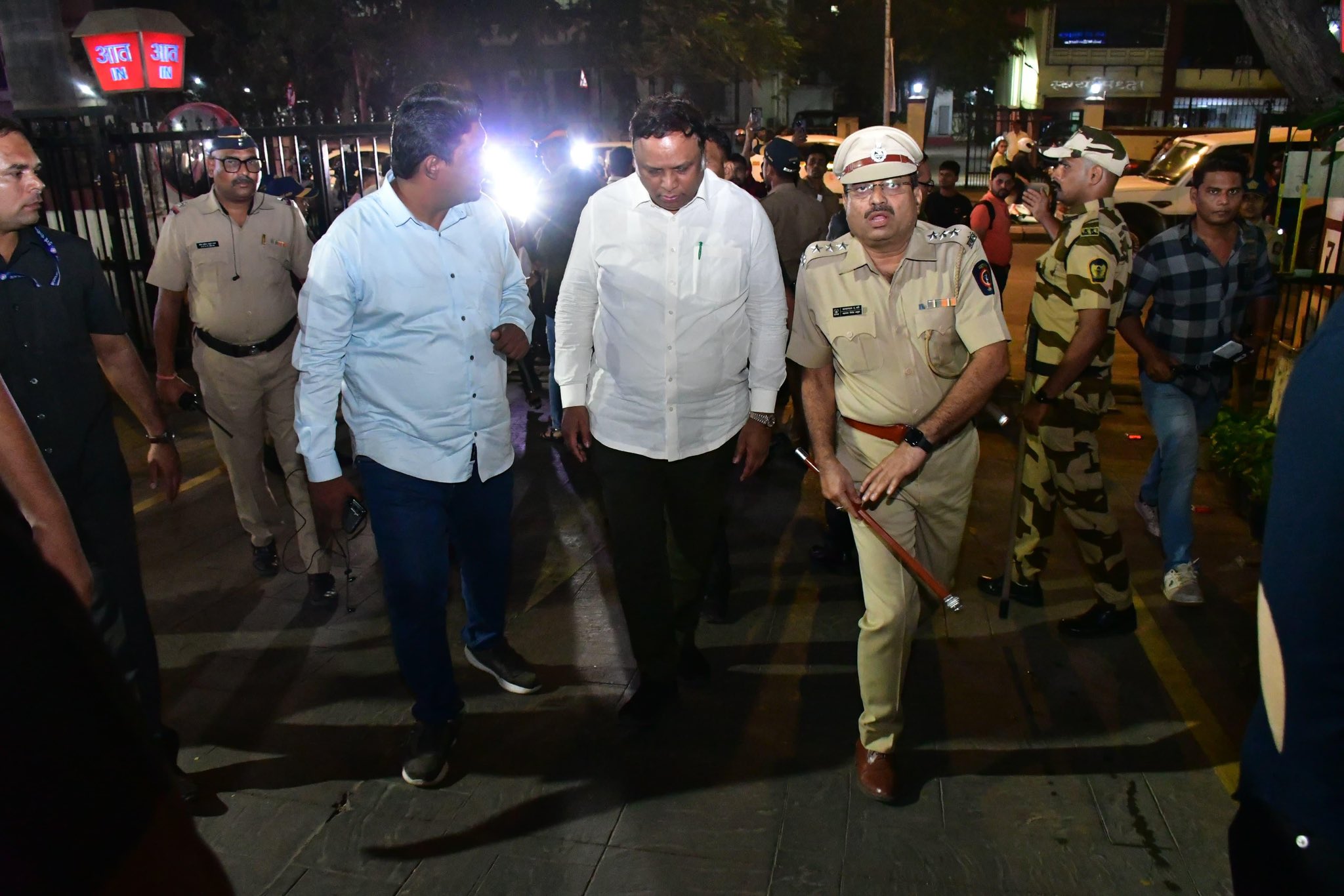 Saif Ali Khan Ke Hamlawar Ko Pakadne Ke Liye Police Ki 10 Team Lagi Hai Kaha Minister Ashish Shelar Ne