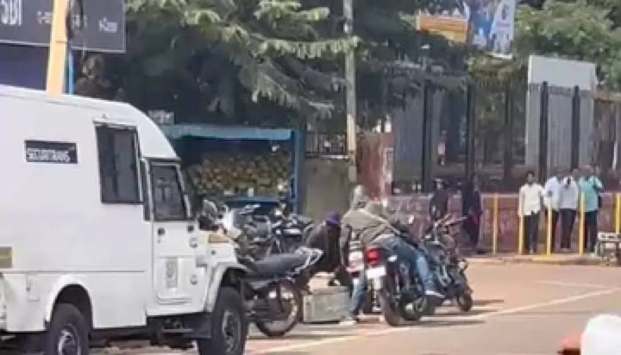Din Dahade Robbery: ATM Se ₹93 Lakh Loot, Open Firing Me Ek Ki Death, Ek Injured – Karnataka Ka Video Viral