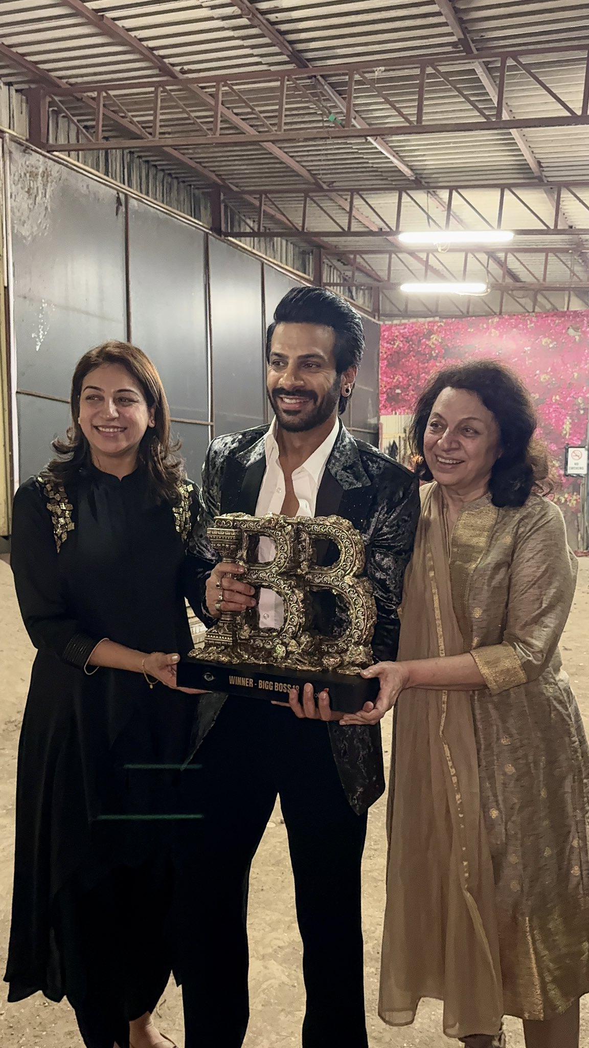 Bigg Boss 18 ke Winner bane Karan Veer Mehra, Salman Khan ke hathon mili trophy, Vivian Dsena runner up rahe