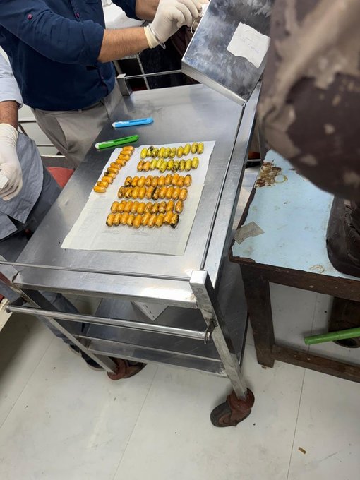 Coacine Drugs capsules Kha kar smuggling karne wale 3 Uganda National pakde gaye at Mumbai airport by DRI, 2.2 Kg Drugs seized