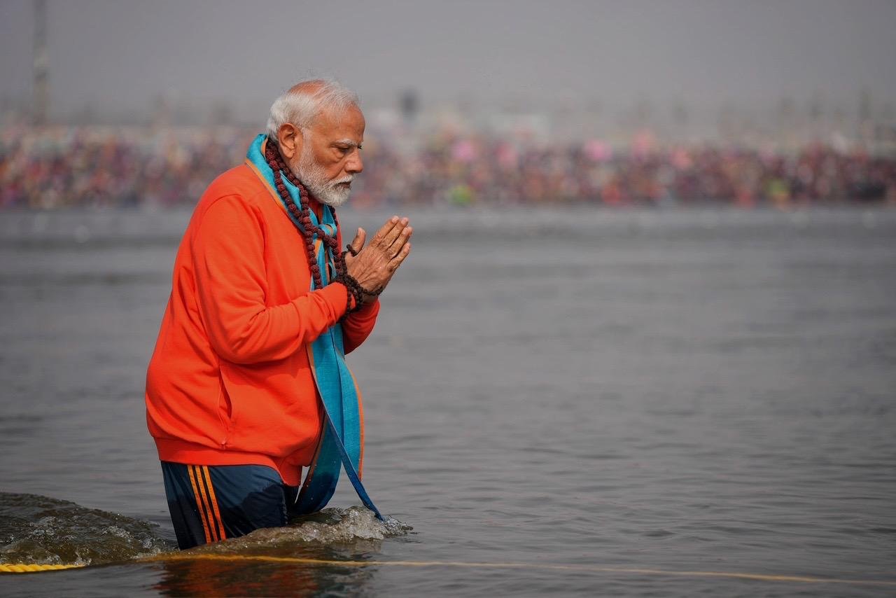 PM Narendra Modi ne aaj Sangam ke pass Ganga Nadi me Dubki lagaya at Maha Kumbh Paryagraj Uttar Pardesh