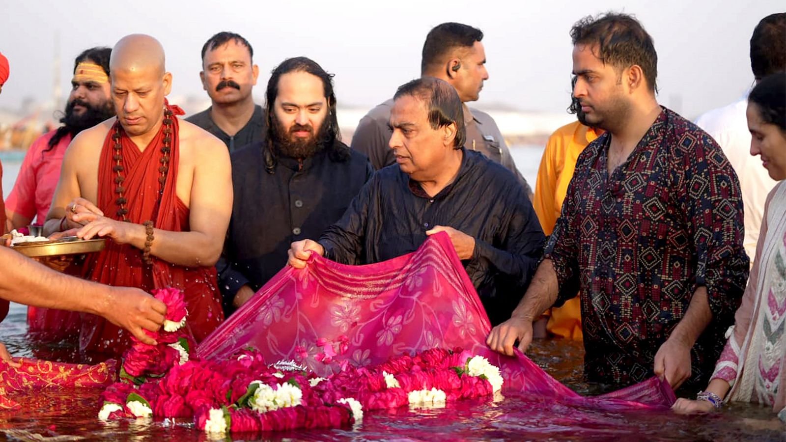 Mukesh Ambani ne apne Parivar ke sath Ganga me Dubki lagaya, at Maha Kumbh Mela 2025 Paryagraj