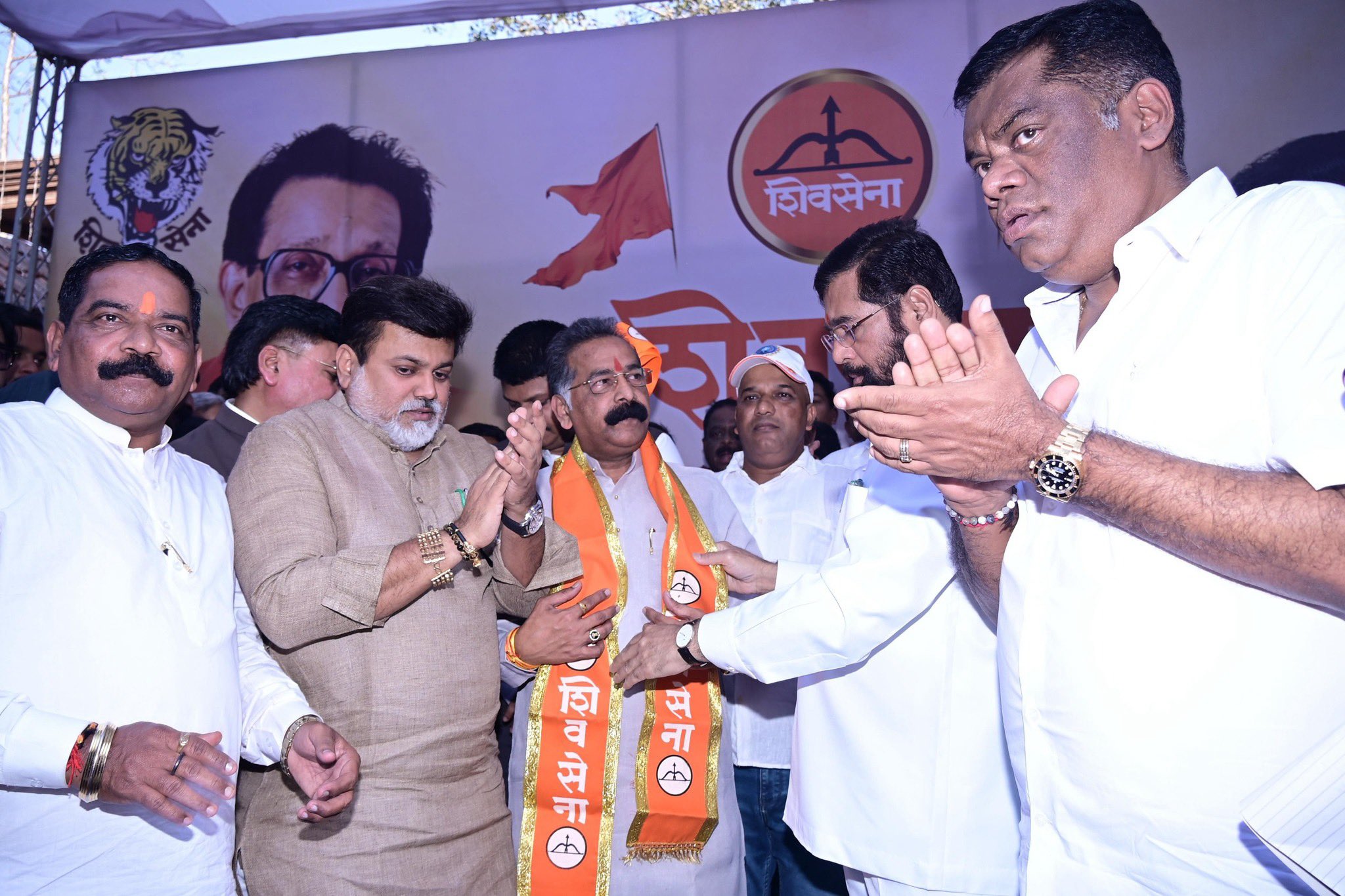 Uddhav Thackeray ke loyal neta Rajan Salvi Party se naraz hokar DCM Eknath Shinde ki Shivsena join kiya