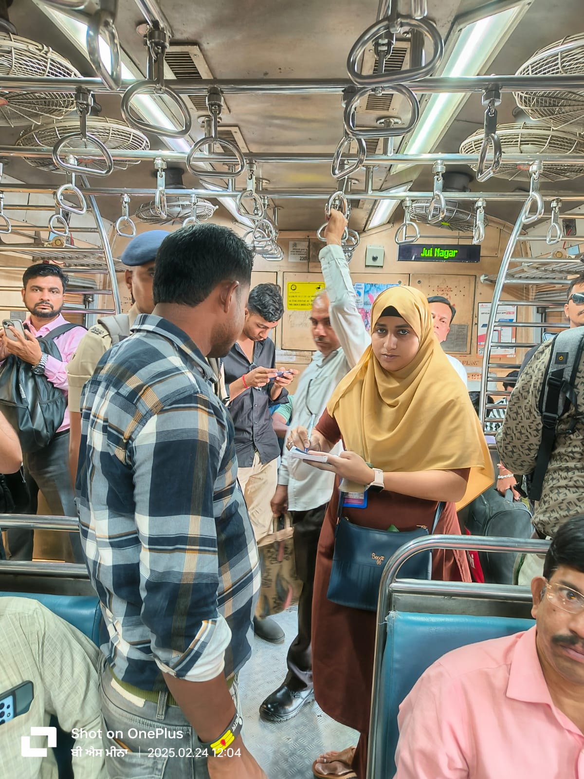 TTI Rubina Inamdar ne kiya kamal, Ek din me 150 Bina Ticket travel karne walon ko pakda, Railway ne kiya appreciate